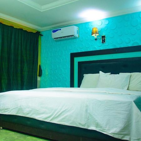 Brighton Hotel And Suites Adegbite Kültér fotó