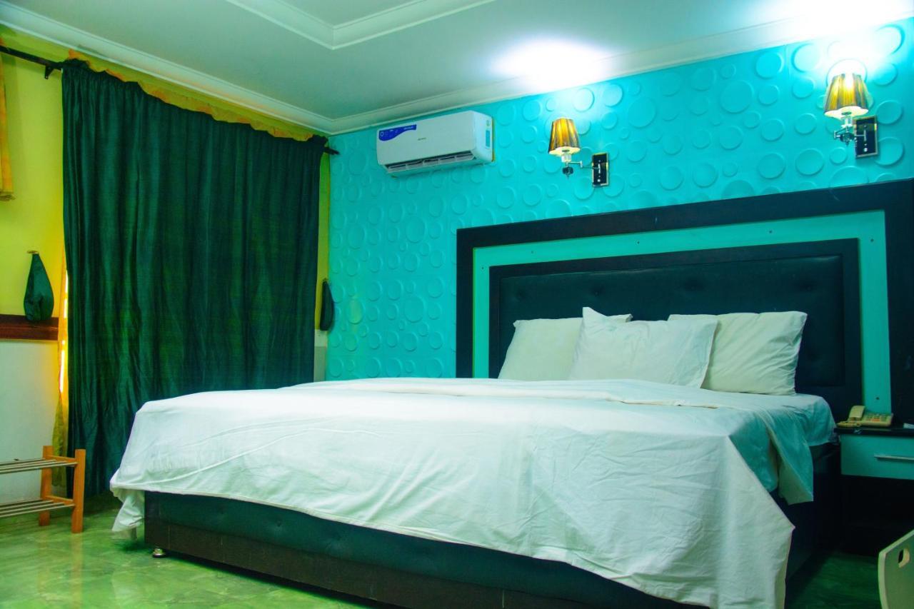 Brighton Hotel And Suites Adegbite Kültér fotó